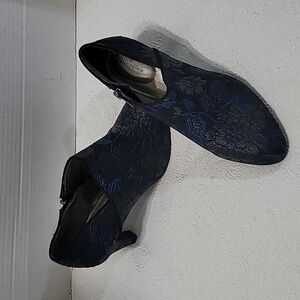 Bandolino Women's Floral Ankle Boots Size 7.5 Blue and Black